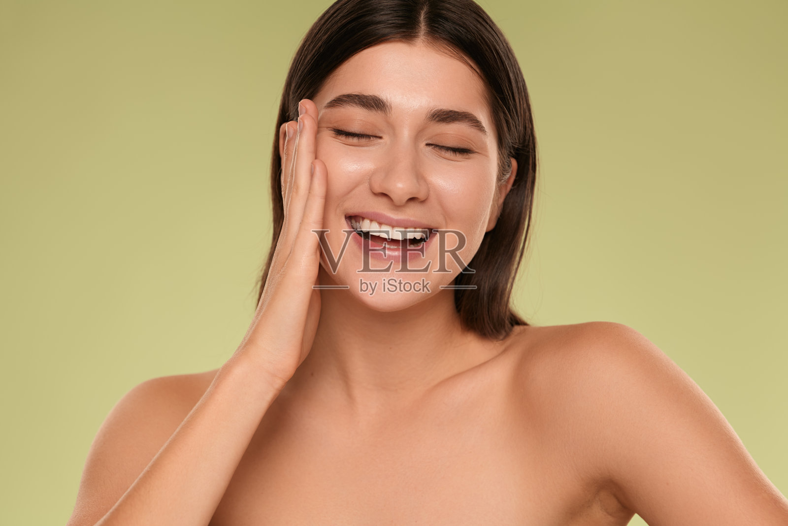 快乐的年轻女子触摸干净的脸照片摄影图片