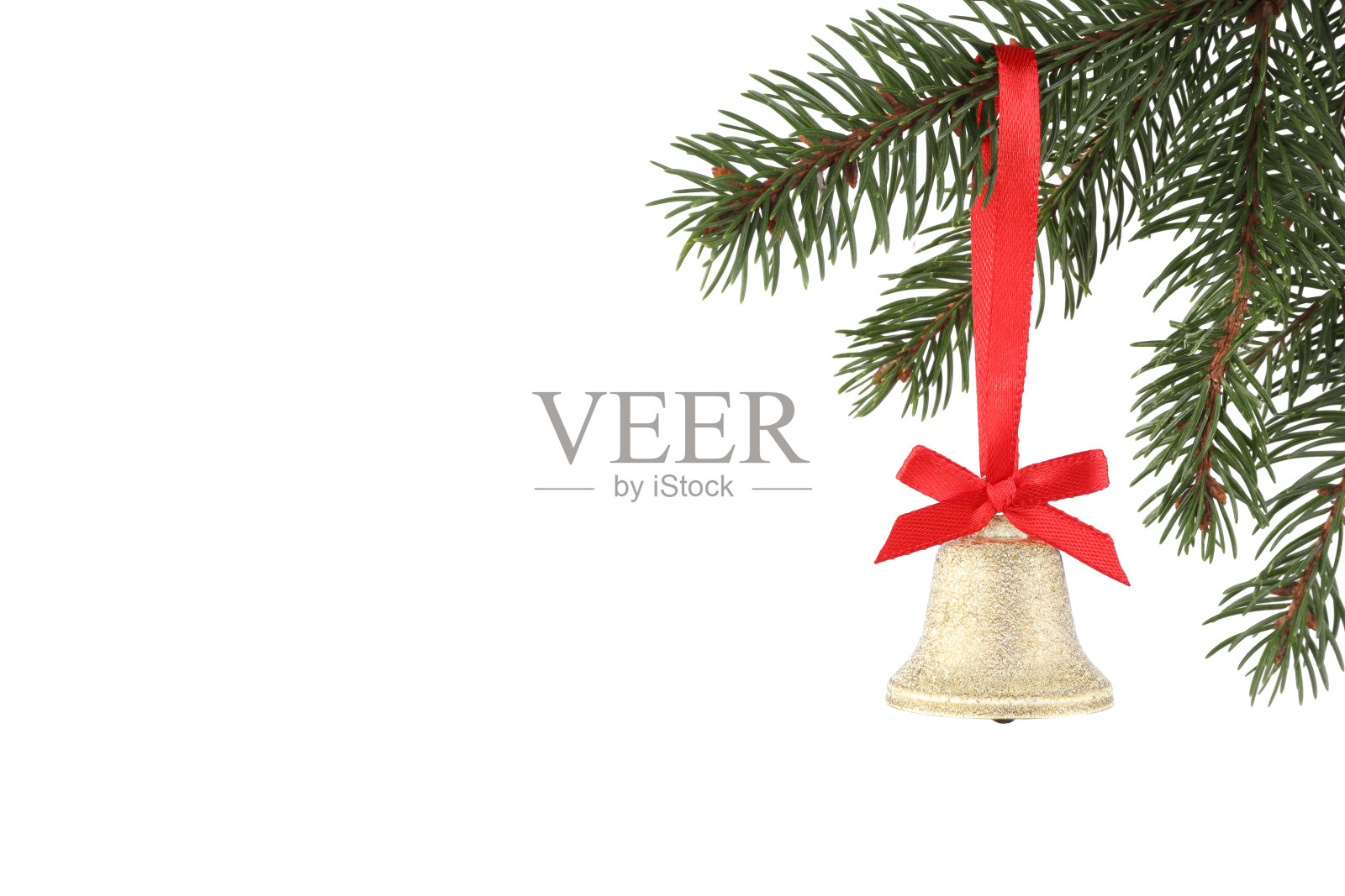 白色背景下,红蝴蝶结挂在冷杉树枝上的圣诞钟照片摄影图片