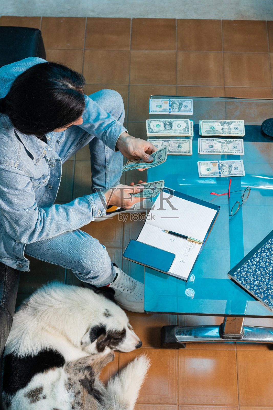 为未来做计划:一个男人在家里掌管自己的财务照片摄影图片