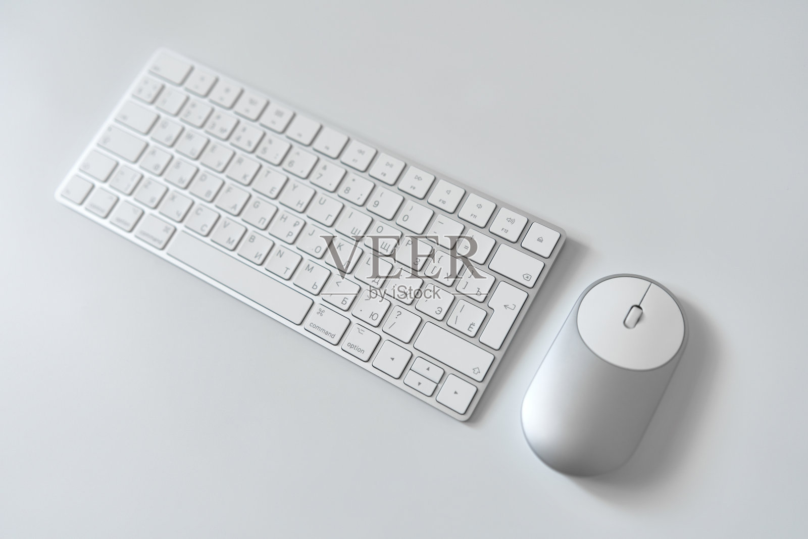 办公桌椅。工作区有画板,键盘,办公用品,铅笔,白色桌子。照片摄影图片