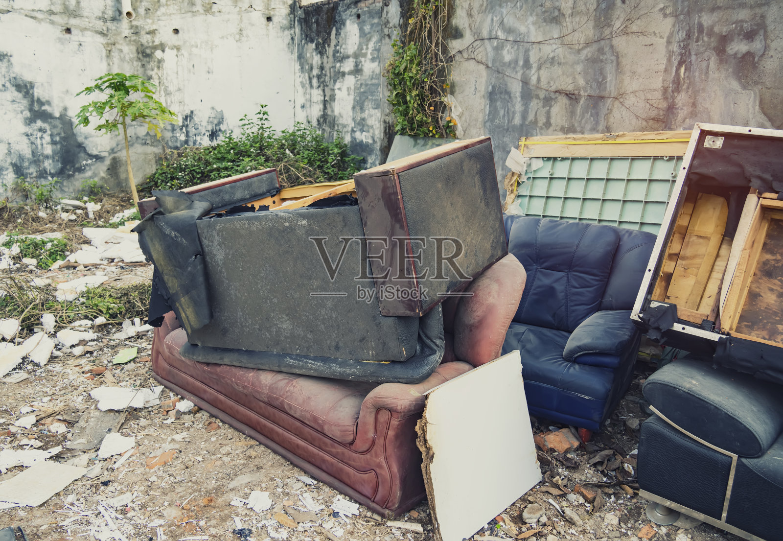 一大堆破旧的家具照片摄影图片