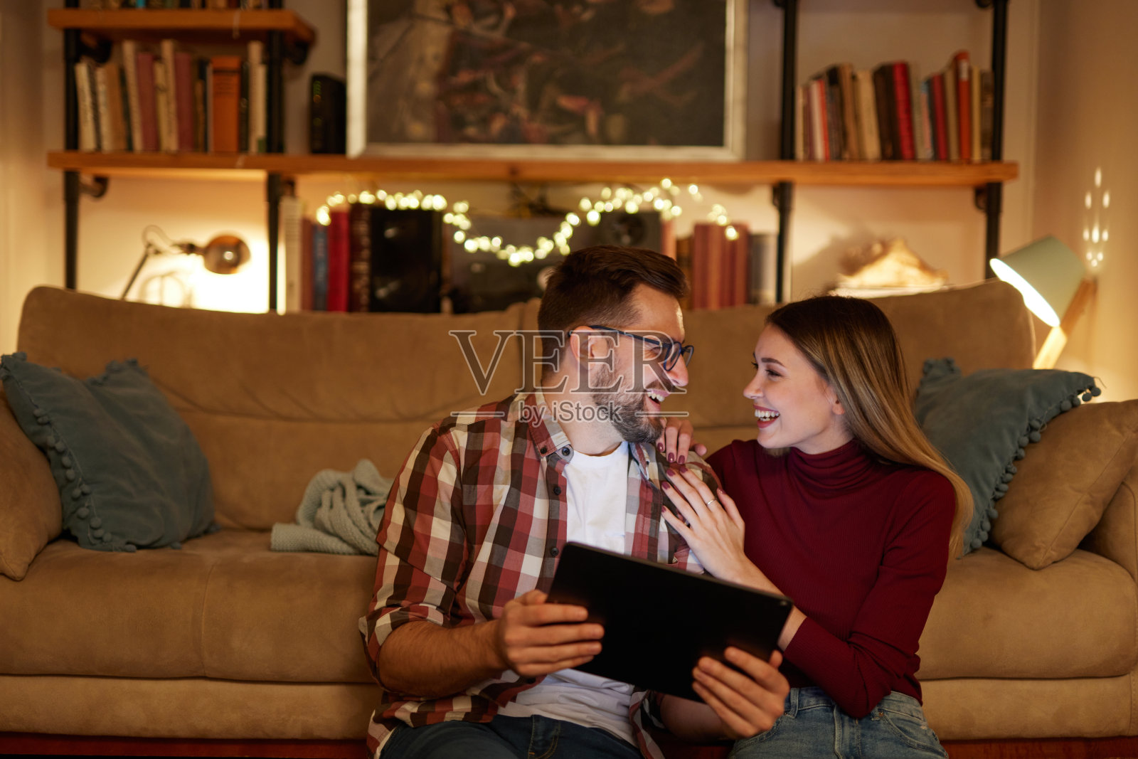 年轻夫妇晚上在家里用平板电脑照片摄影图片