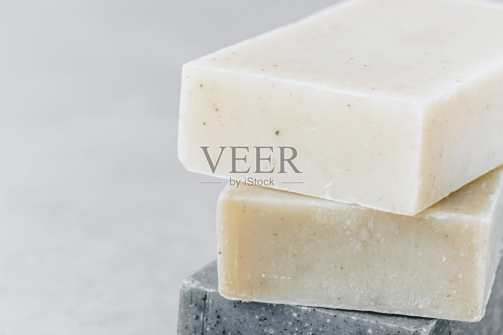 肥皂。有机香皂。堆叠的天然肥皂条在灰色的石头背景照片摄影图片