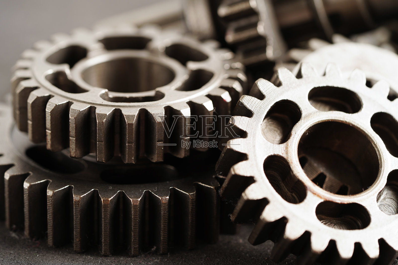 金属齿轮发动机汽车和自行车,机械工业概念。照片摄影图片