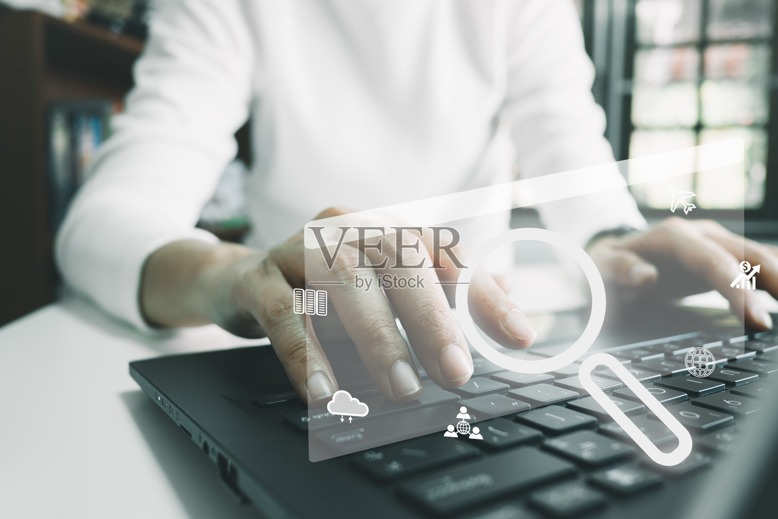 SEO搜索引擎优化,搜索技术,女人的双手用电脑键盘搜索信息,用网站搜索栏找到想要的信息或网上购物。照片摄影图片