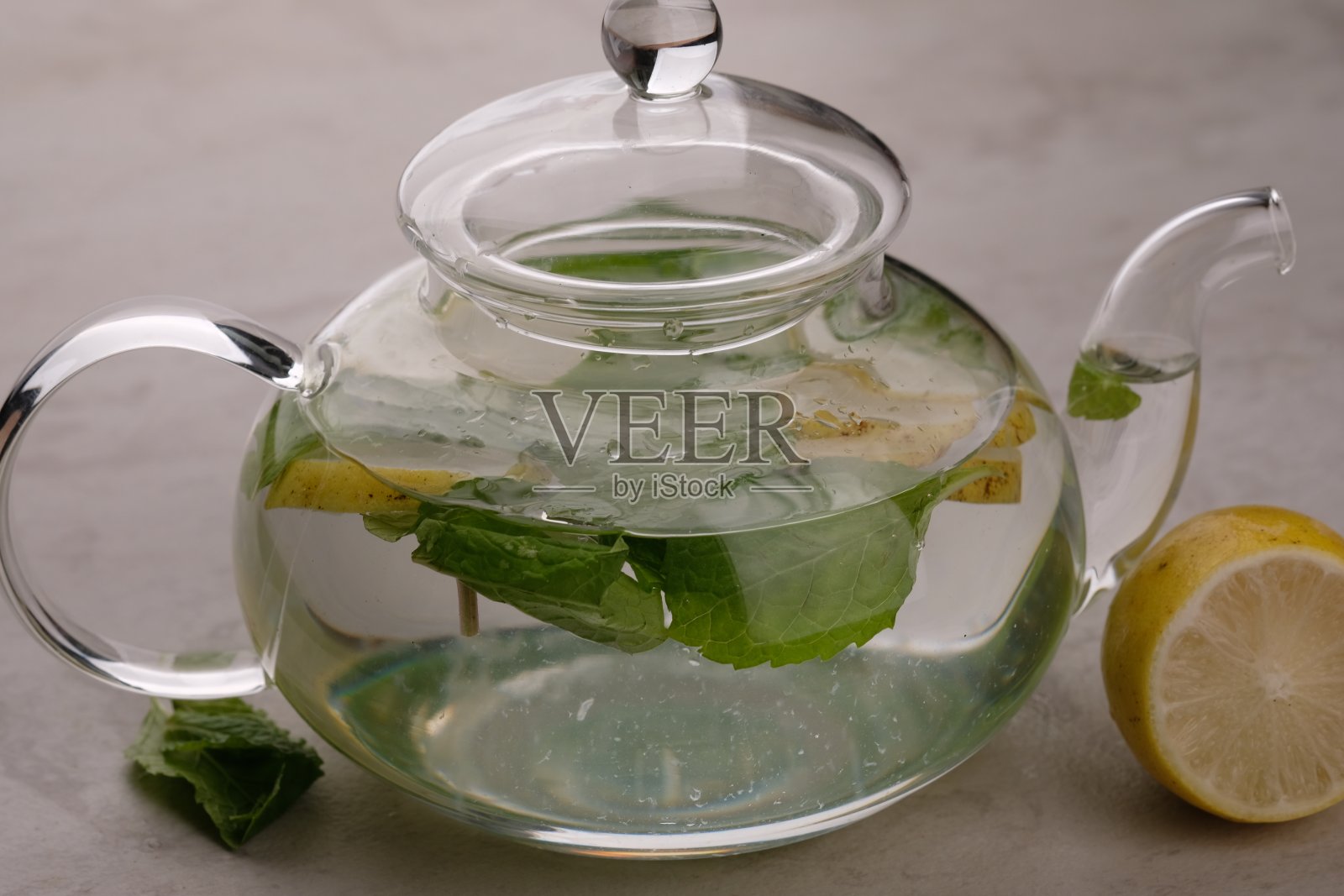 柠檬薄荷水泡在玻璃茶壶里照片摄影图片