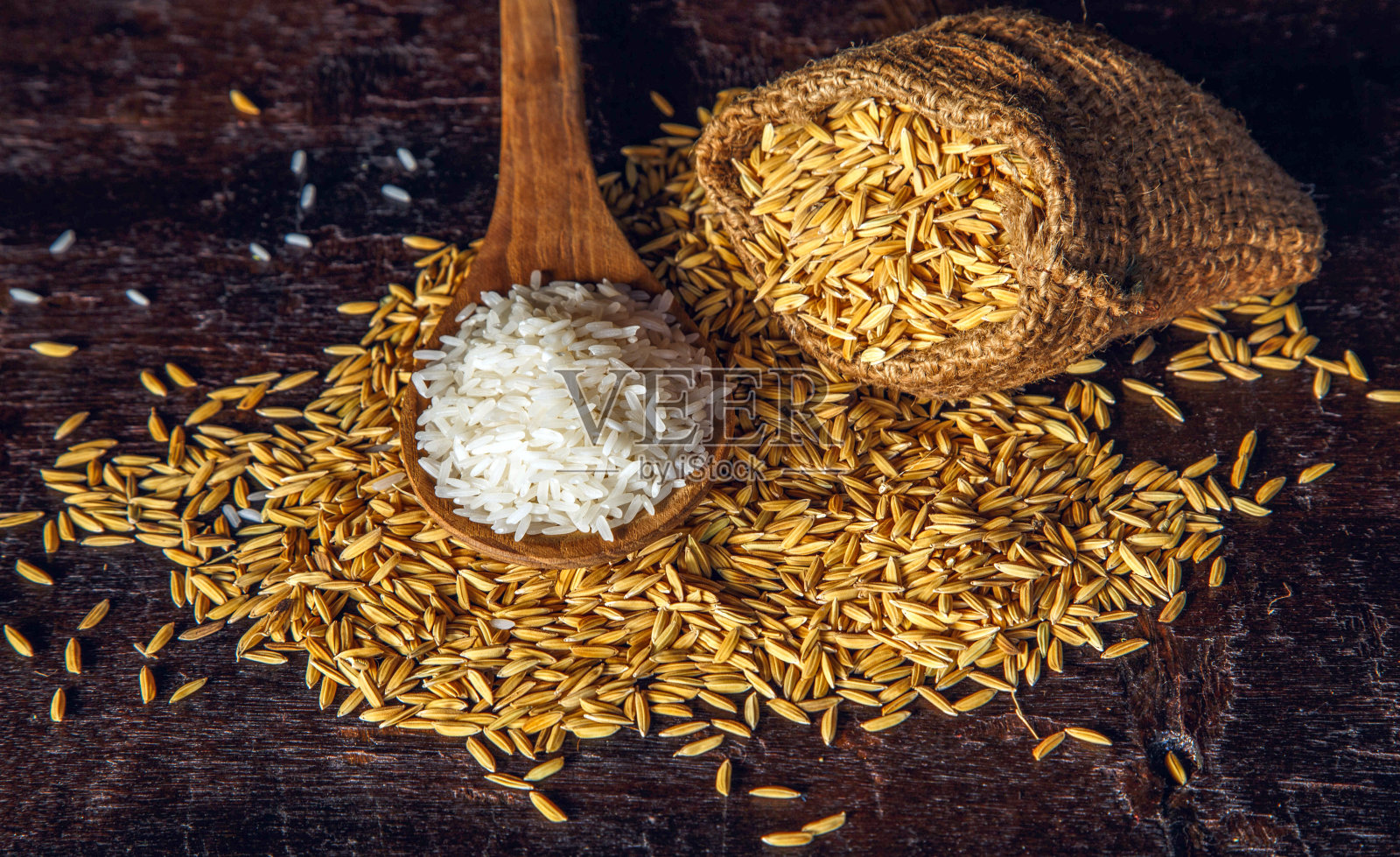 白色的生蒸米饭和大米在一个棕色布袋在木制背景照片摄影图片