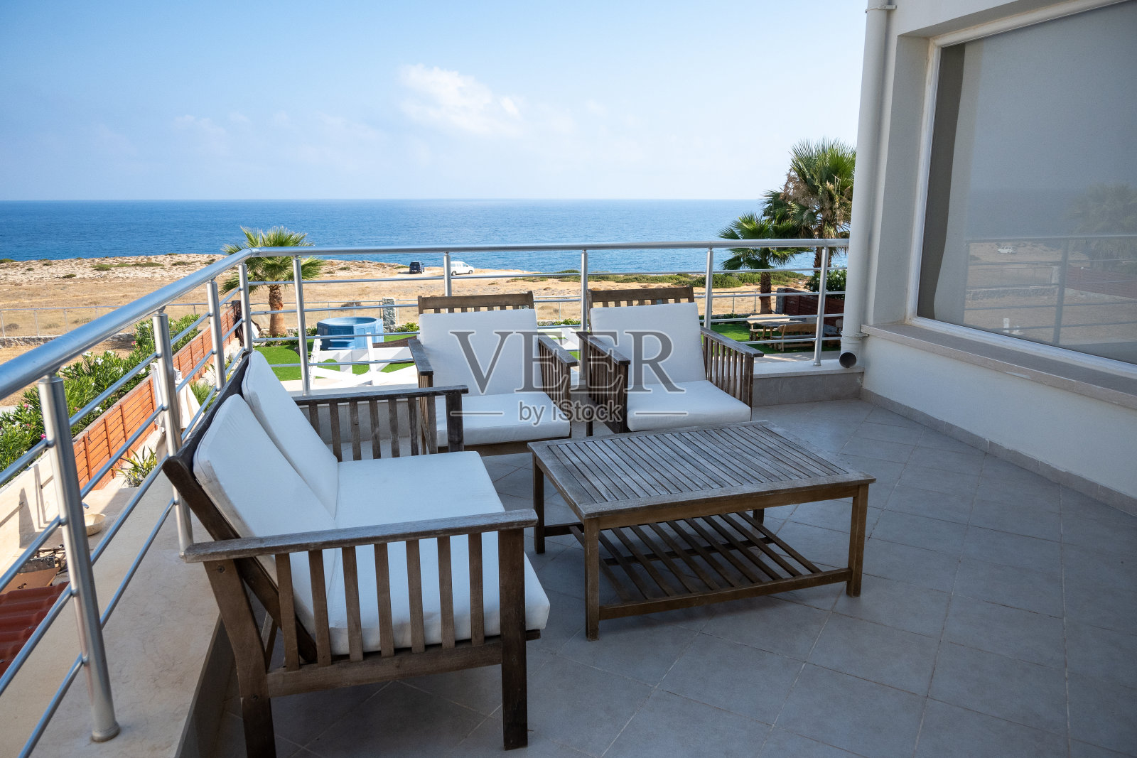 宁静的露台撤退与蓝色的海一瞥照片摄影图片