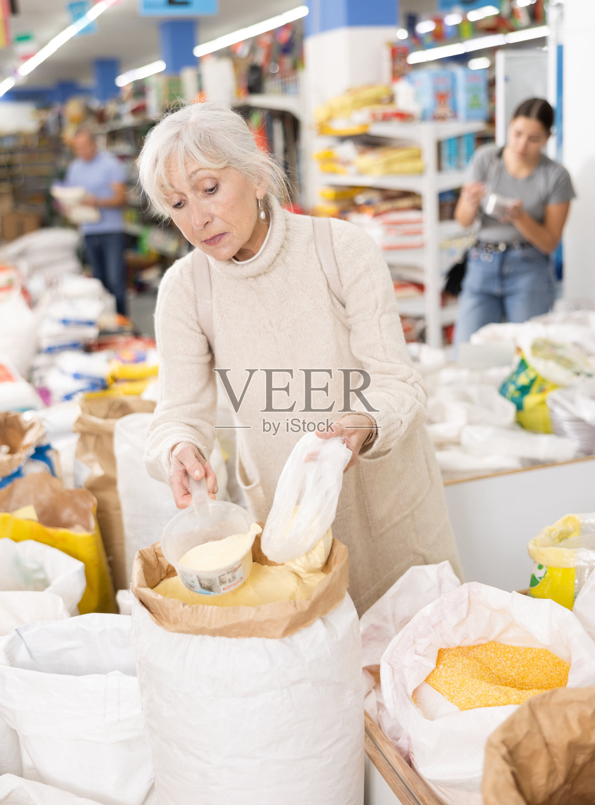 大妈采购员在大超市买糖沙照片摄影图片