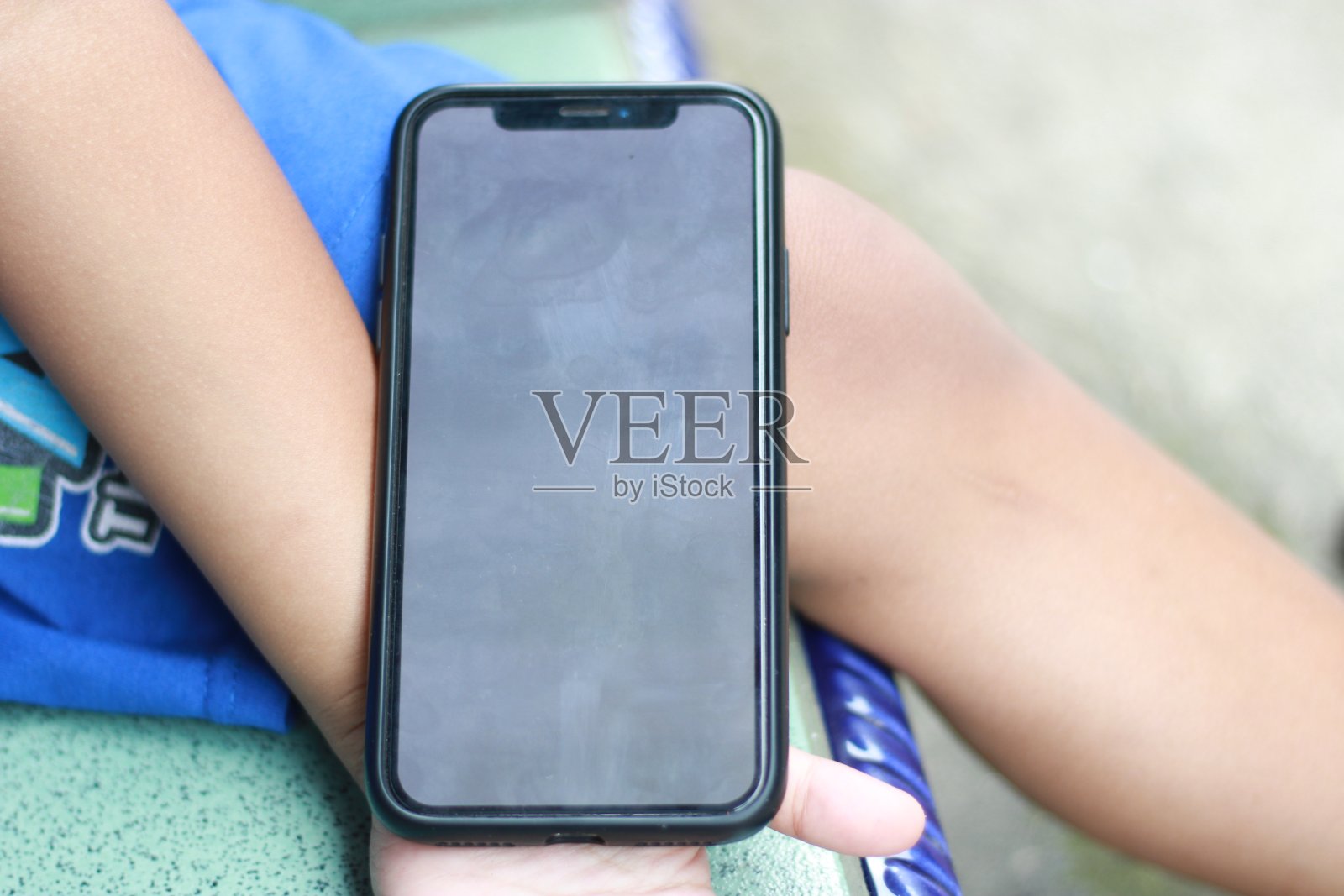 手里拿着一个空手机的照片照片摄影图片