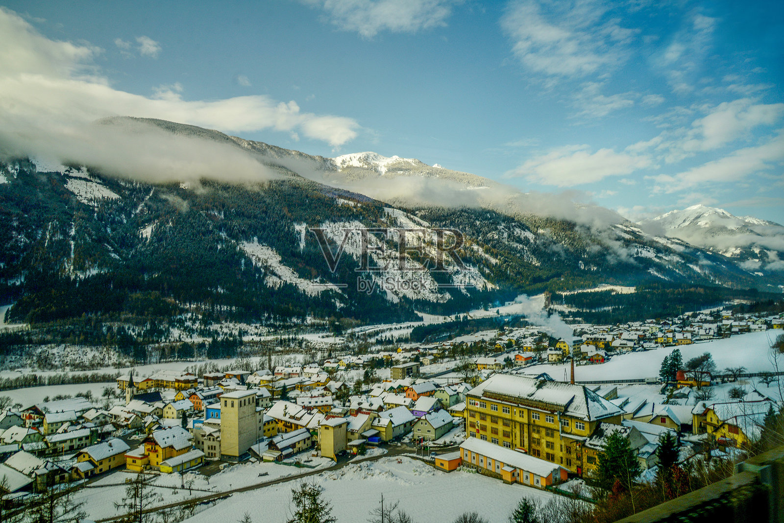 令人惊叹的景色在澳大利亚山区-梦幻般的景观与云在几个层次和阳光明媚的天空!照片摄影图片