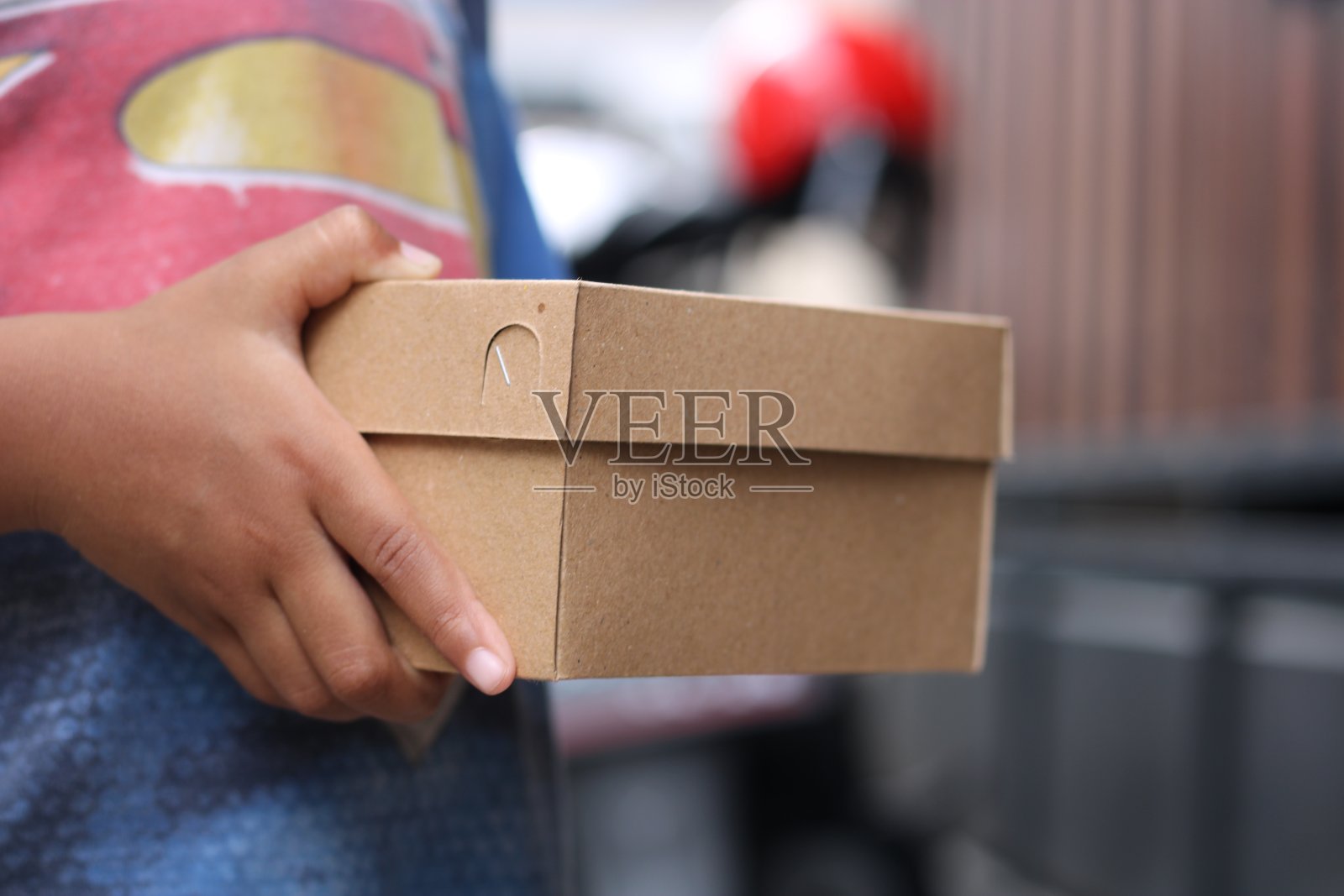 空的棕色硬纸板照片握在手照片摄影图片