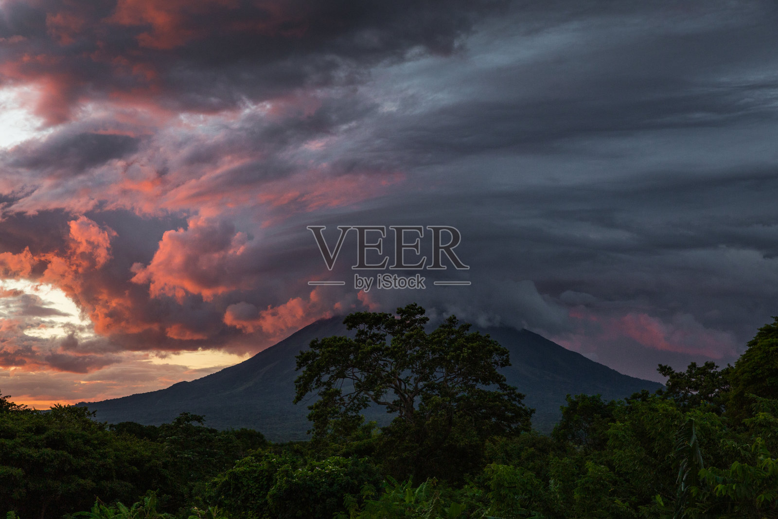 尼加拉瓜的康塞普西翁火山照片摄影图片