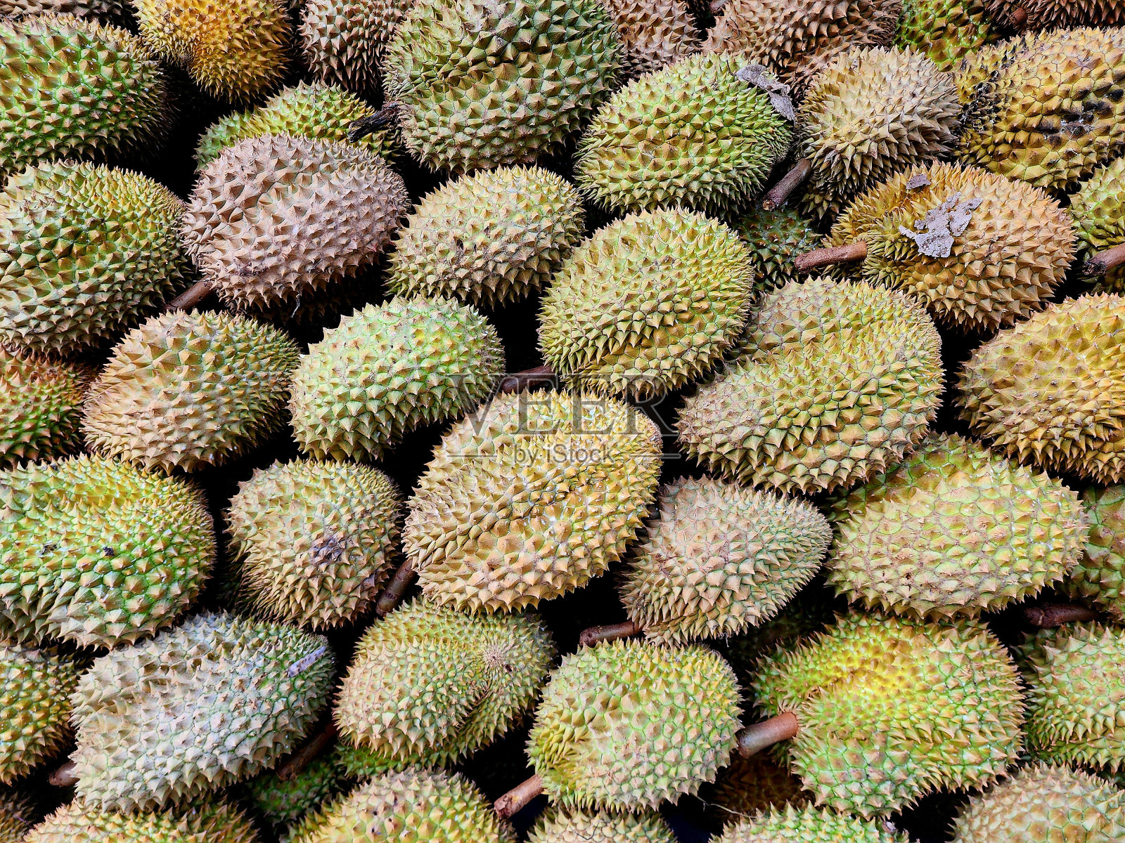 现代市场展示新鲜榴莲照片摄影图片