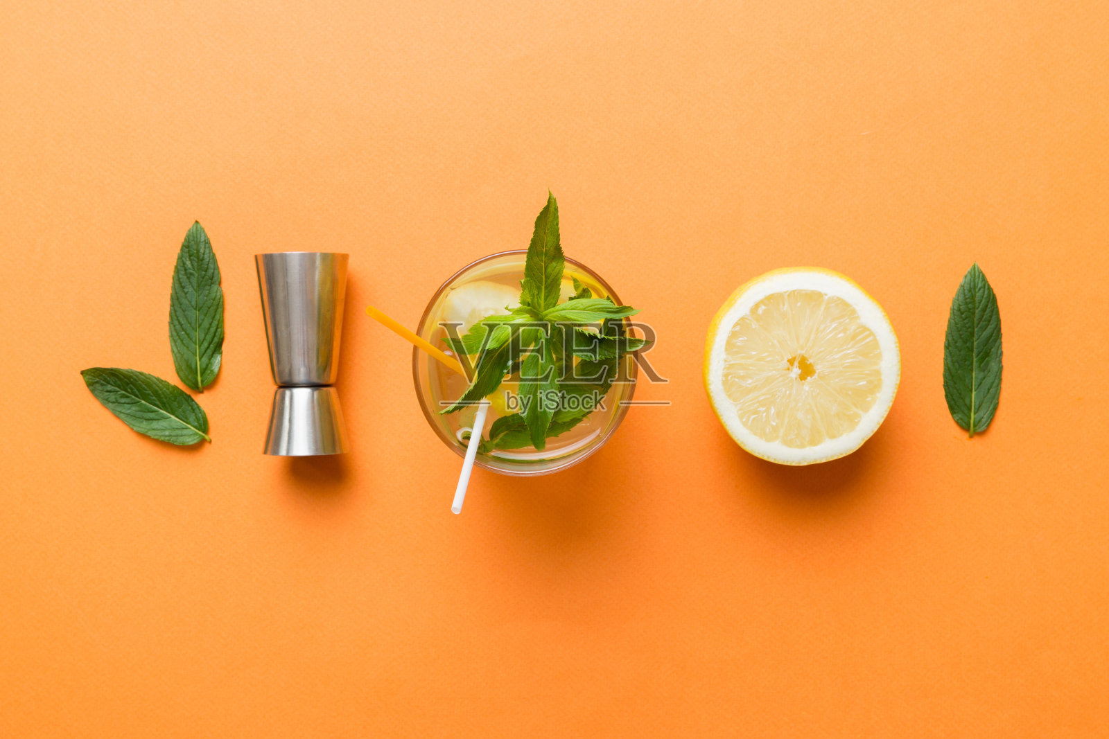 凯匹林纳,莫吉托鸡尾酒,伏特加或苏打饮料与莱姆,薄荷和稻草的桌子背景。清爽的薄荷和酸橙饮料在玻璃顶视图平铺照片摄影图片