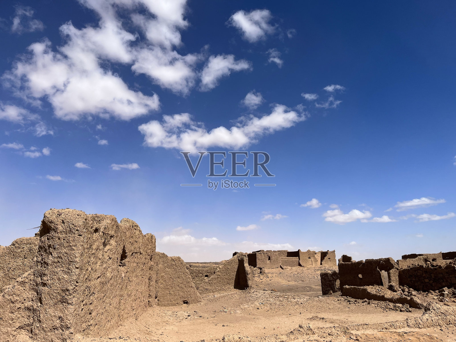 非洲,摩洛哥,梅尔祖加:撒哈拉沙漠的全景公路,古老而废弃的游牧村庄的废墟照片摄影图片