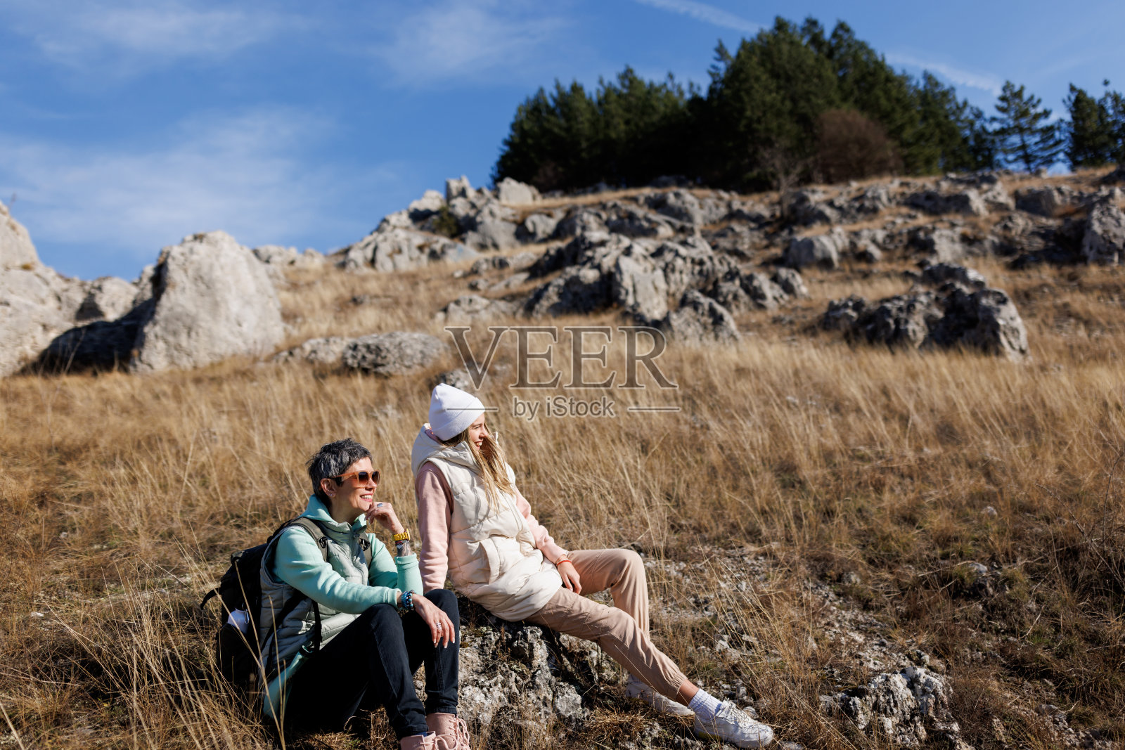 母女在大自然中亲密无间照片摄影图片