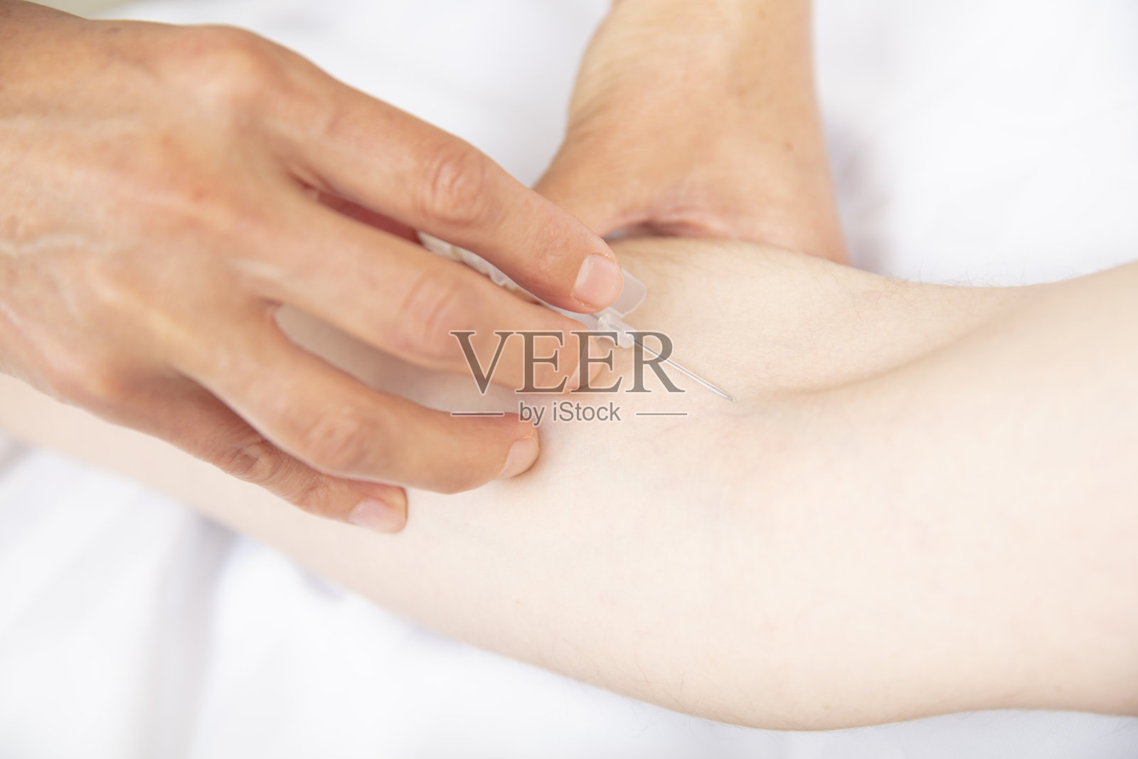 女医生为病人打开血管通道照片摄影图片