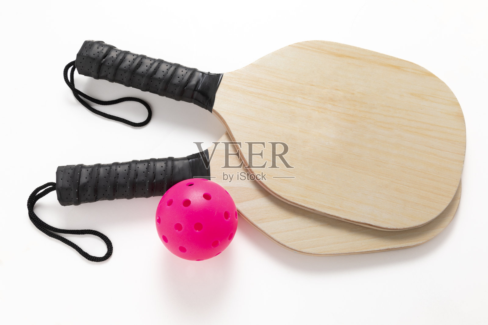 白色背景的匹克球和球拍照片摄影图片