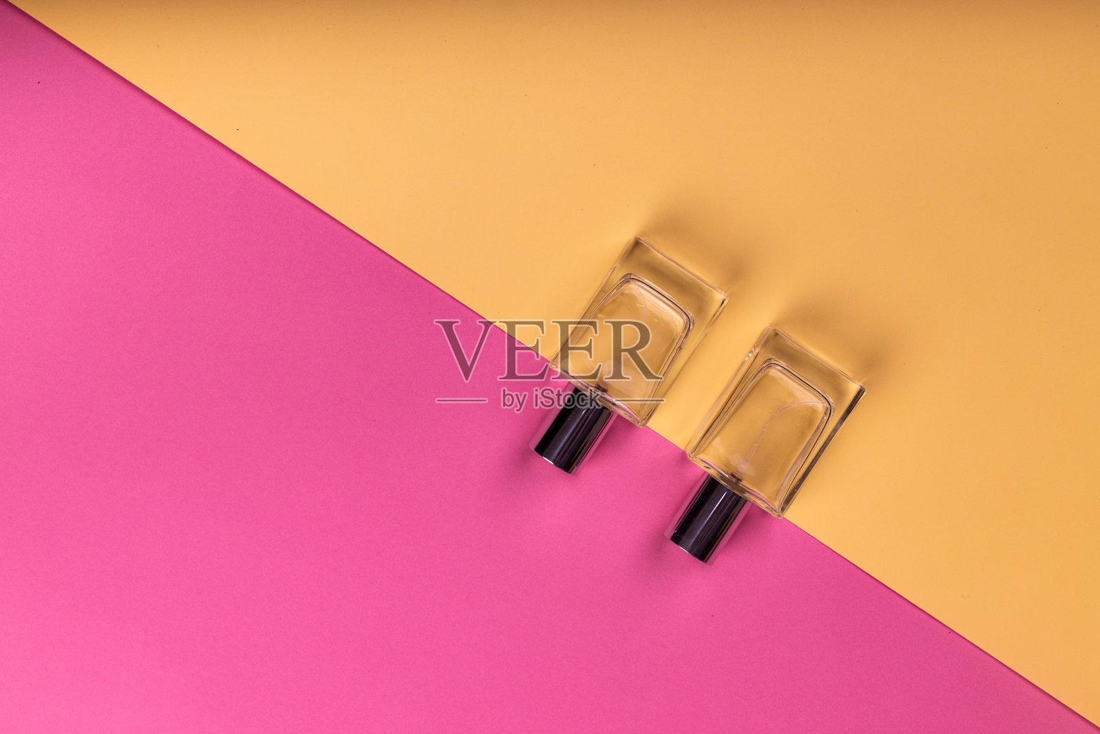 空液体容器平放产品摄影照片摄影图片