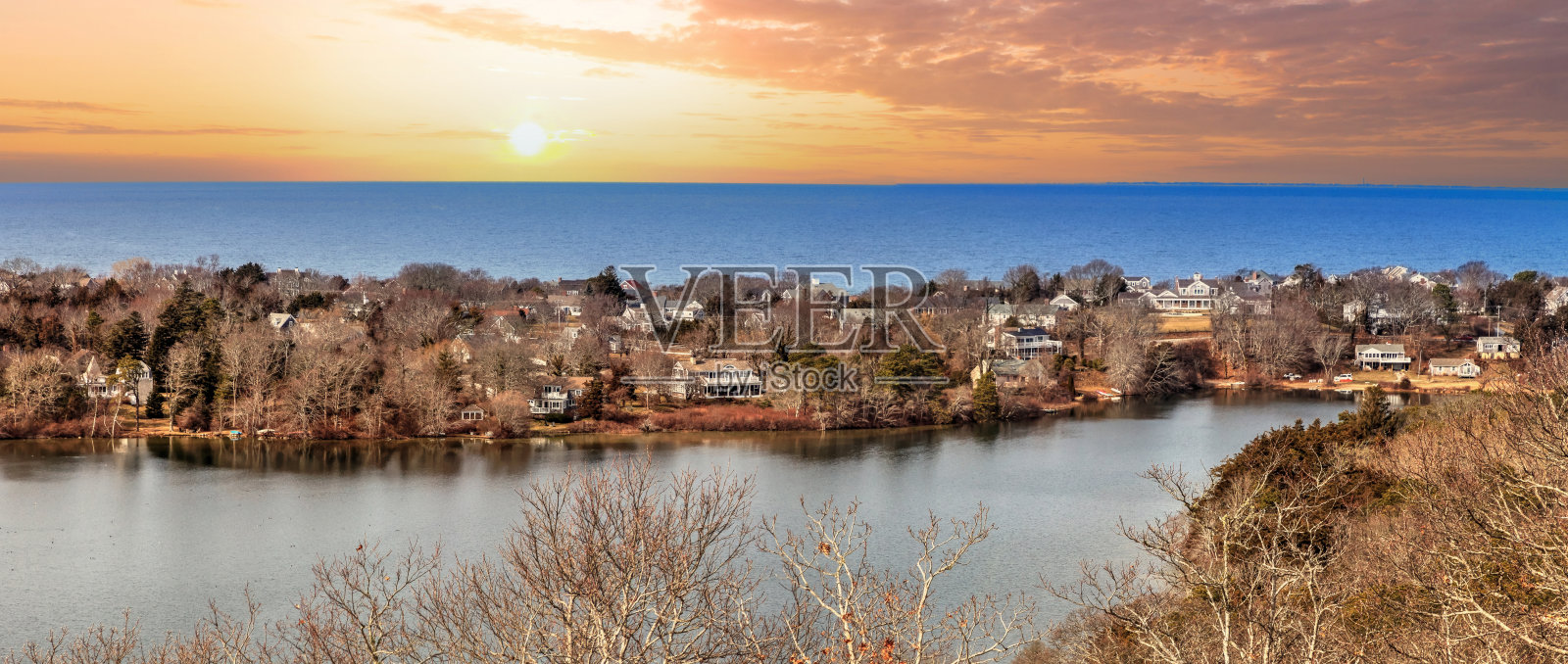 从丹尼斯的斯加戈塔看日出在斯加戈湖和海洋的天际线照片摄影图片