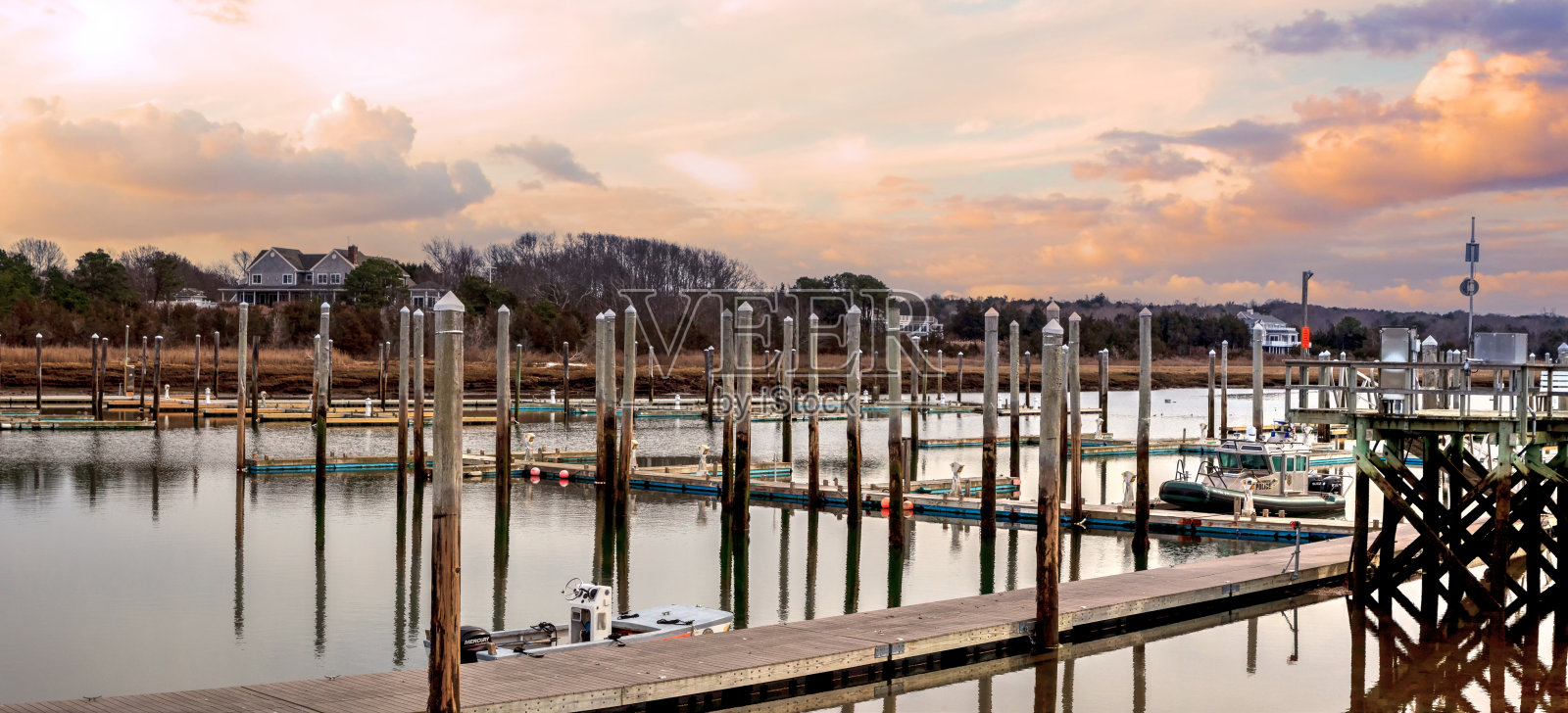 东丹尼斯科德角苏塞特港码头上的日落。照片摄影图片