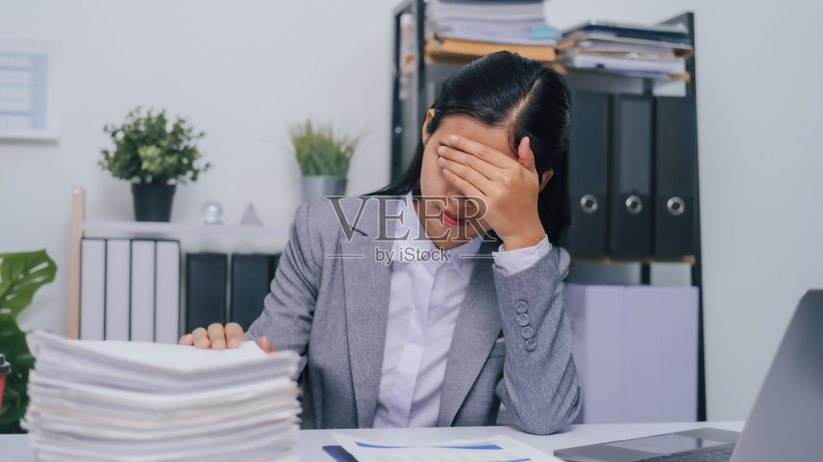 疲惫,疲惫,困倦,悲伤,无聊,年轻自信的亚洲人企业家ceo女商业女经纪人西装上班族,帮助客户。照片摄影图片