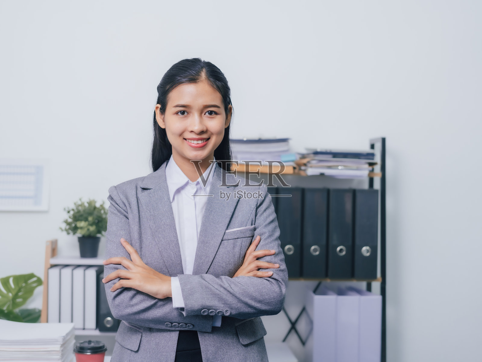 双手交叉,看着相机,年轻自信的亚洲人企业家ceo女商人女经纪人西装上班族,帮助客户。照片摄影图片