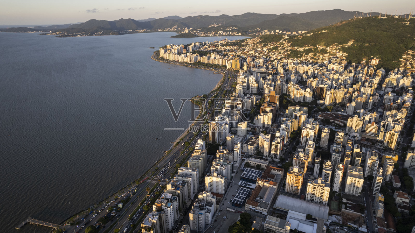 下午晚些时候,靠近海边的城市建筑照片摄影图片