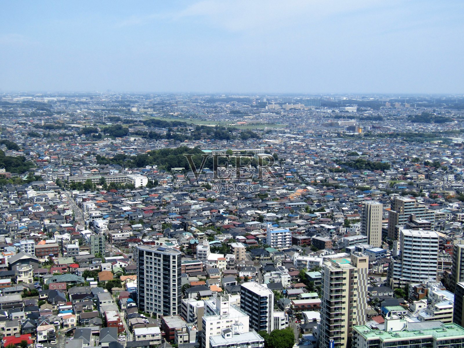 日本。8月。东京郊区市川的鸟瞰图。照片摄影图片