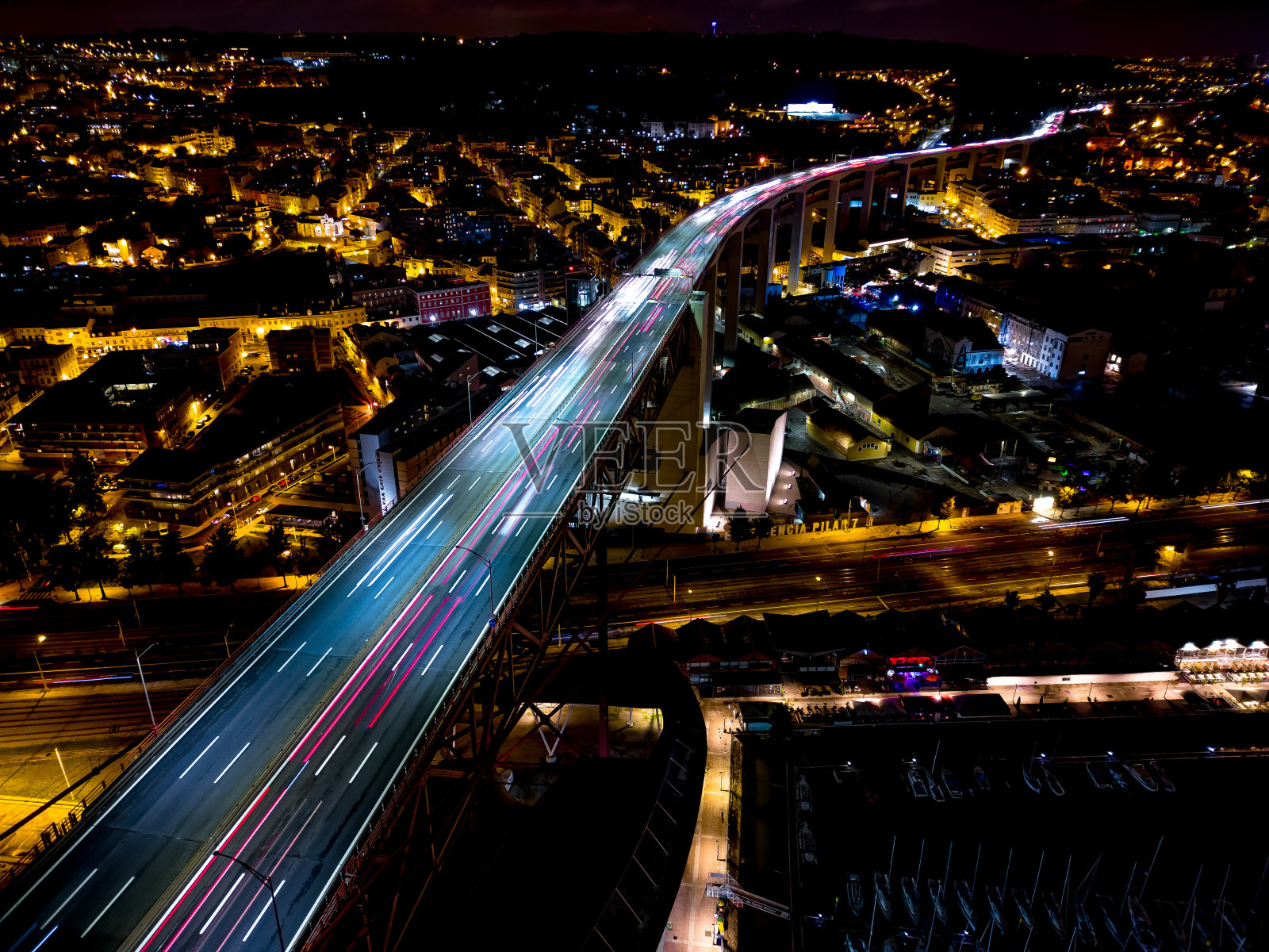 夜间里斯本主桥上的空中无人机天空视图镜头,有彩色的光迹照片摄影图片