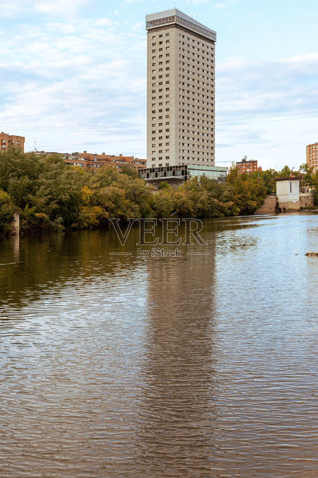 西班牙巴利亚多利德Pisuerga河边的大型办公楼照片摄影图片