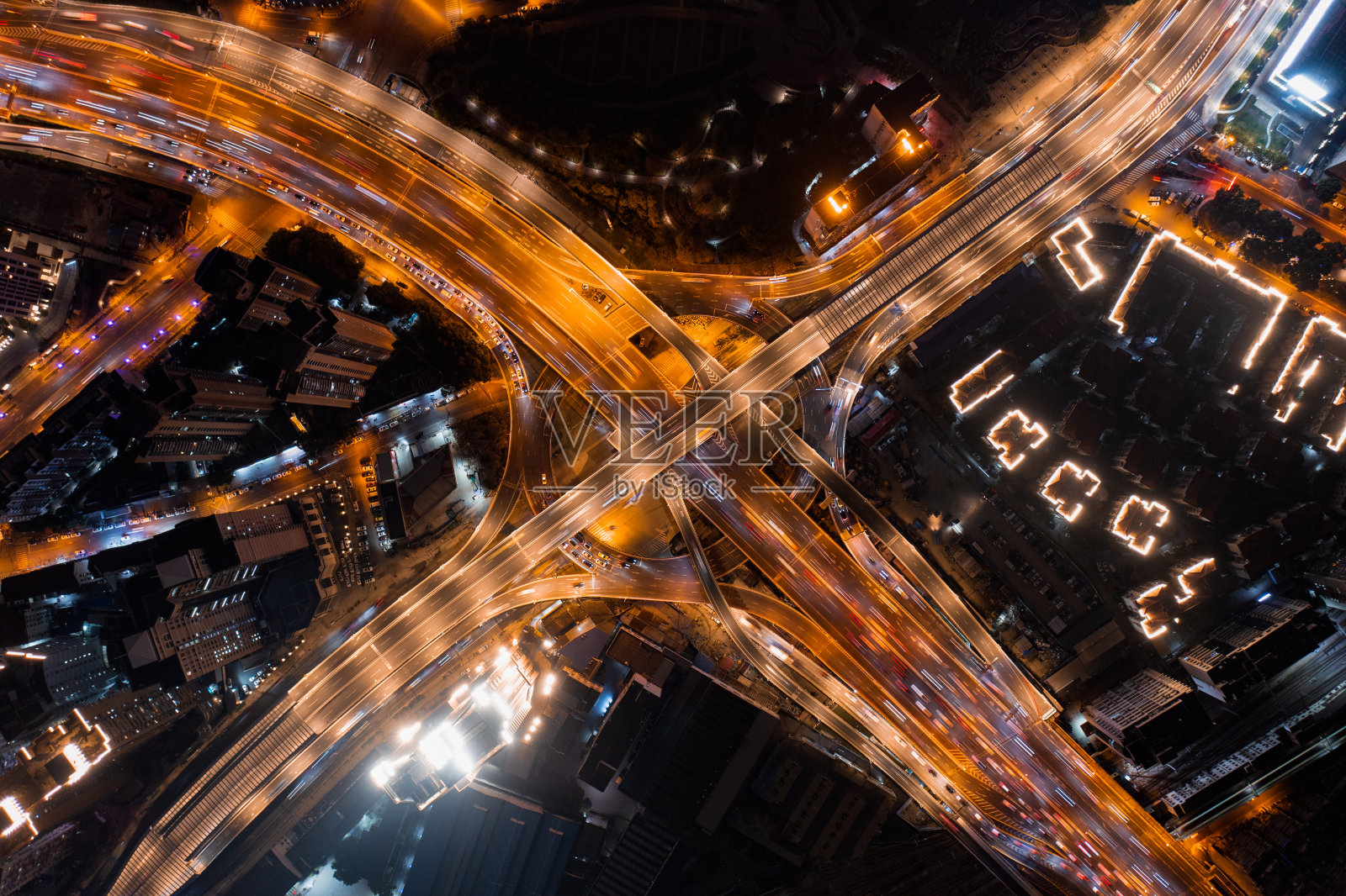 鸟瞰现代城市高架桥夜间繁忙的交通照片摄影图片