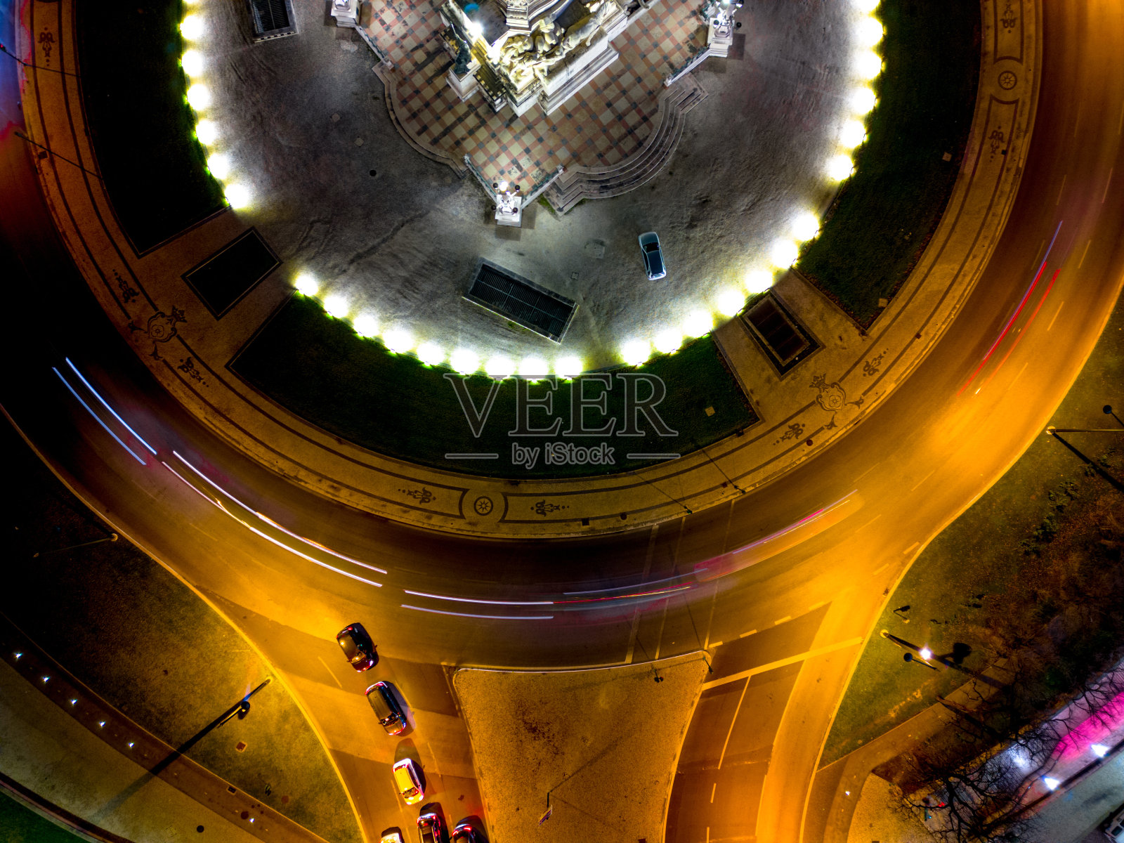 里斯本夜间交通的无人机空中视图照片摄影图片