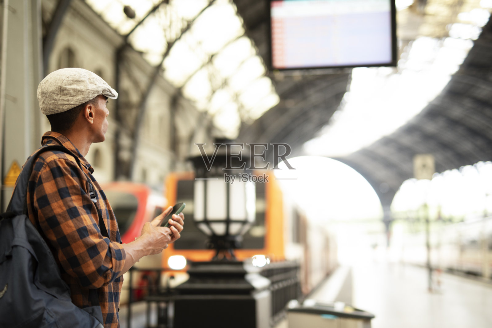 一个非洲男人在地铁里等车。照片摄影图片