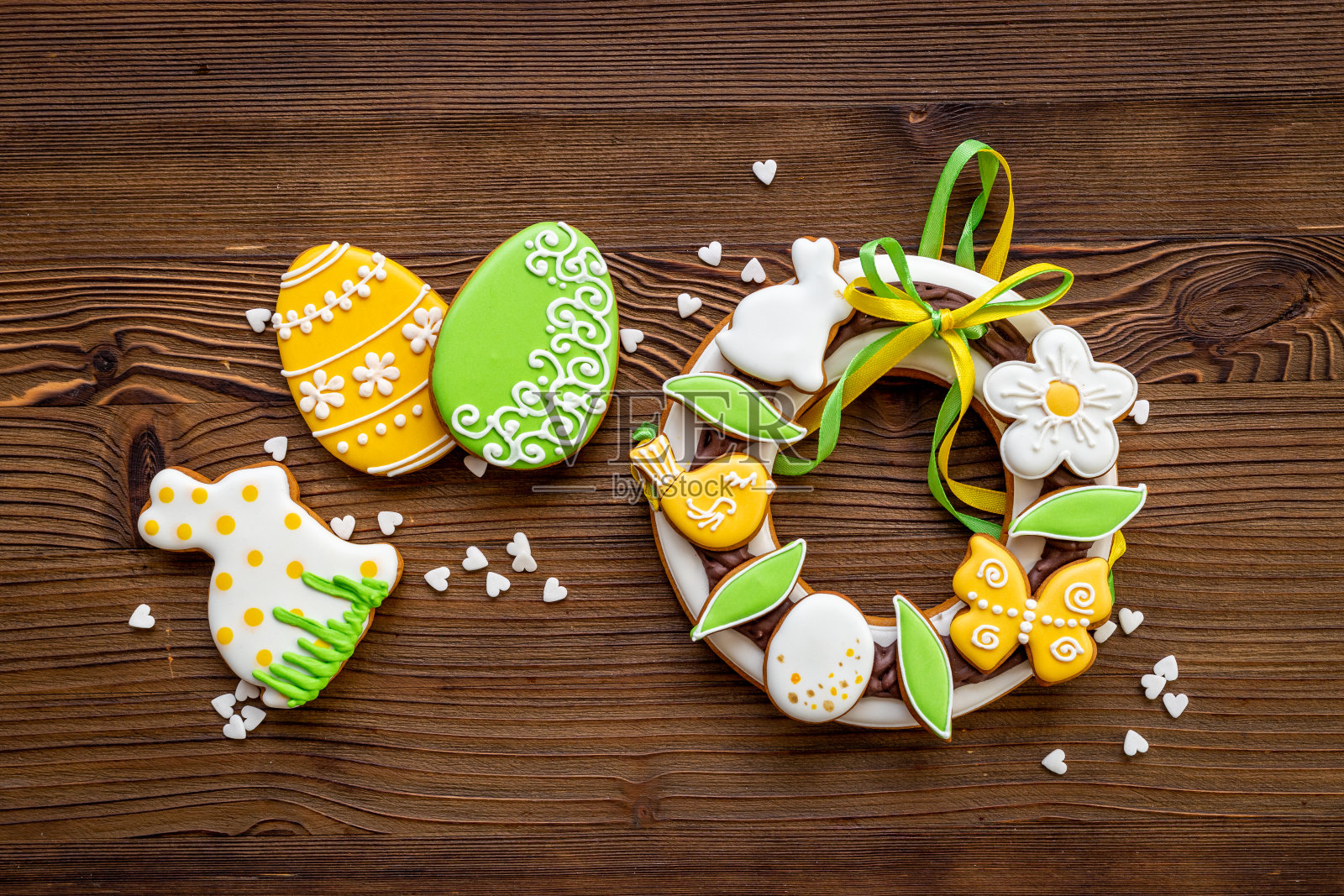 快乐的复活节背景鸡蛋和姜饼饼干,俯视图照片摄影图片