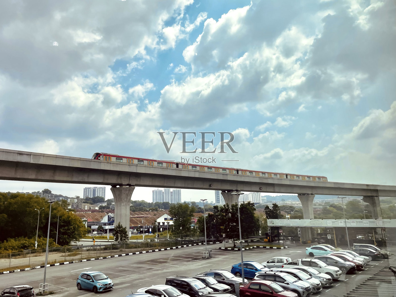 停车场及捷运列车照片摄影图片