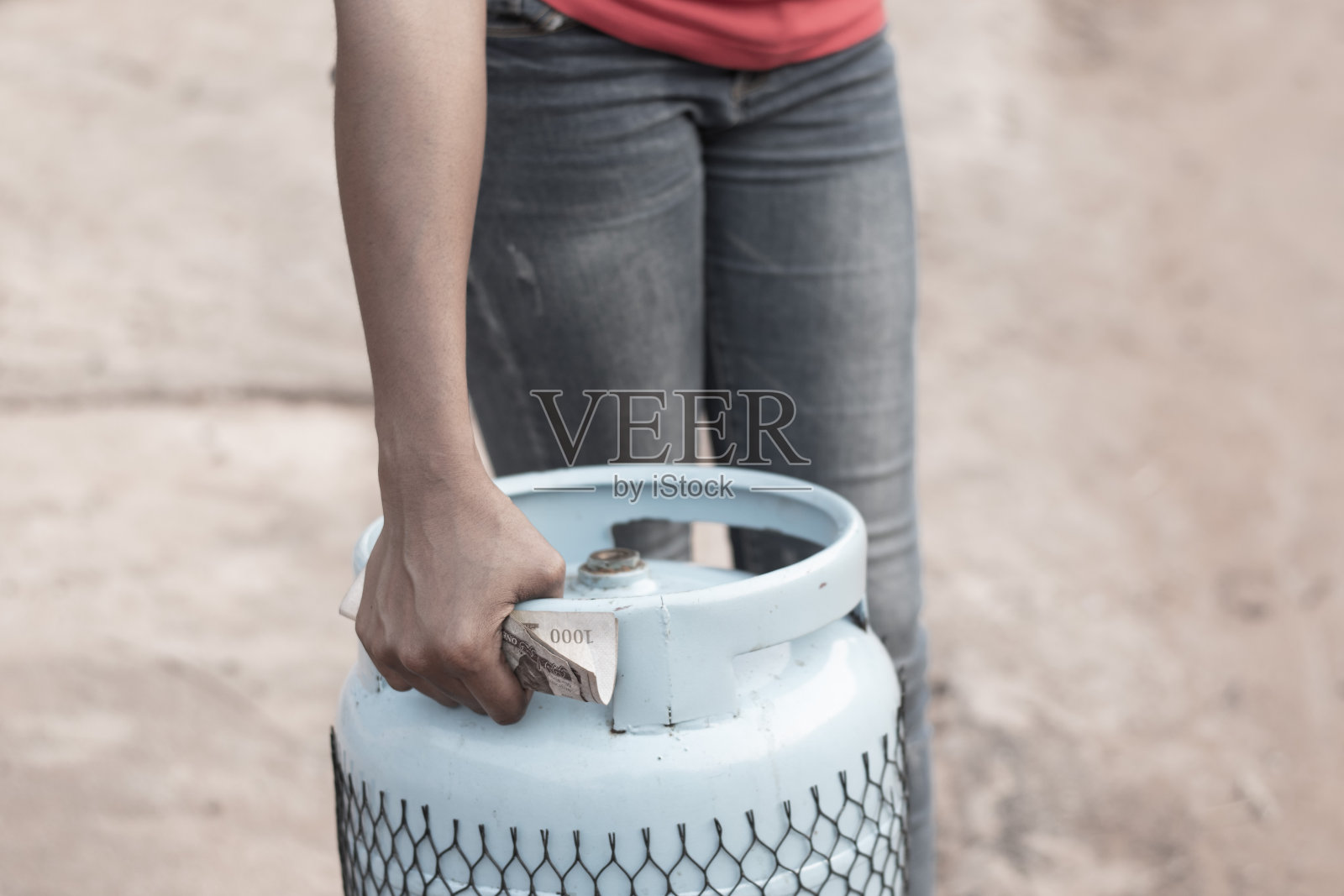 拿着煤气瓶的黑人妇女照片摄影图片