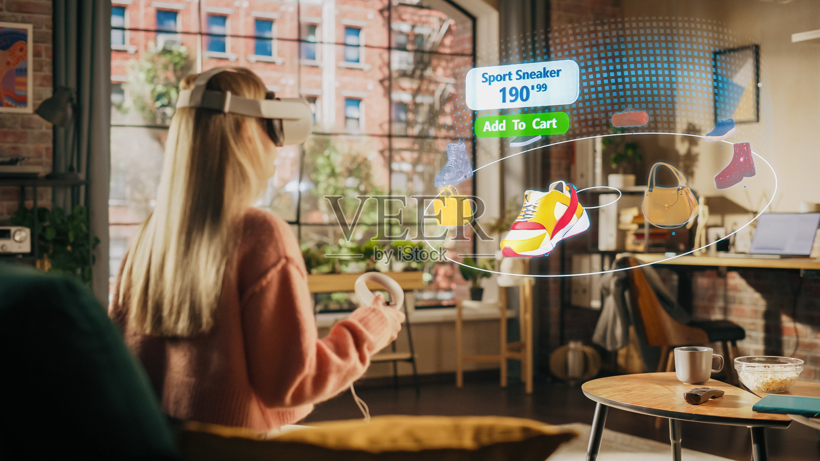 在家的女人,使用虚拟现实耳机进行网上购物,浏览时尚品牌鞋子和手袋的图片。滚动模拟互联网服装店应用程序的电子商务产品照片摄影图片