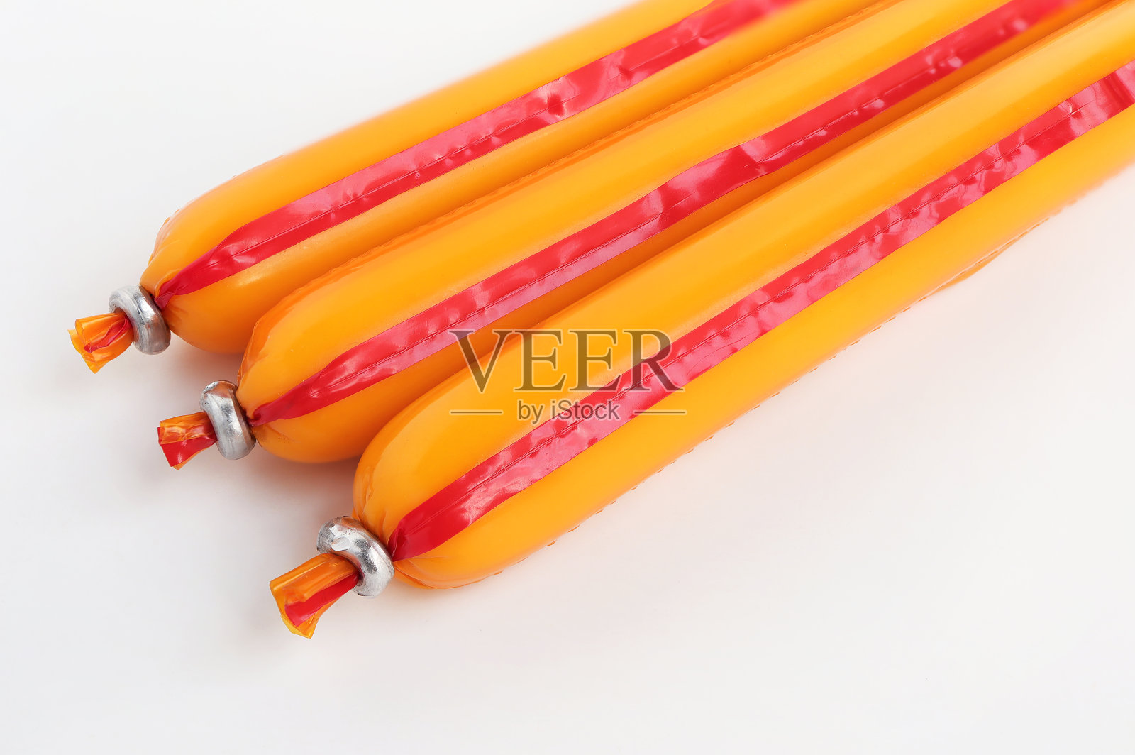 白色背景塑料包装的鱼肉香肠。鱼肠或Gyoniku soseji类似于传统的鱼饼。照片摄影图片