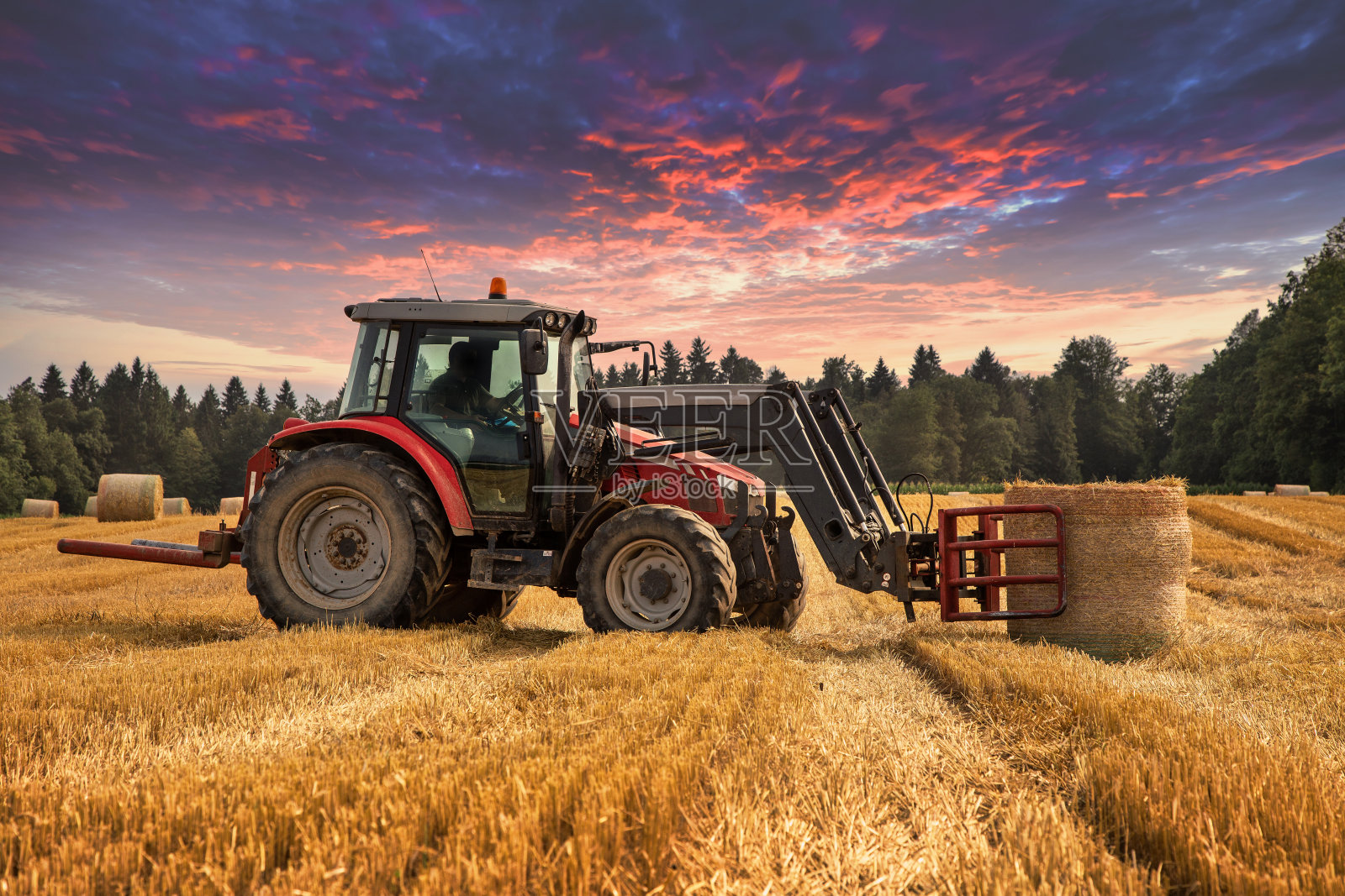 农民用拖拉机装载稻草捆照片摄影图片