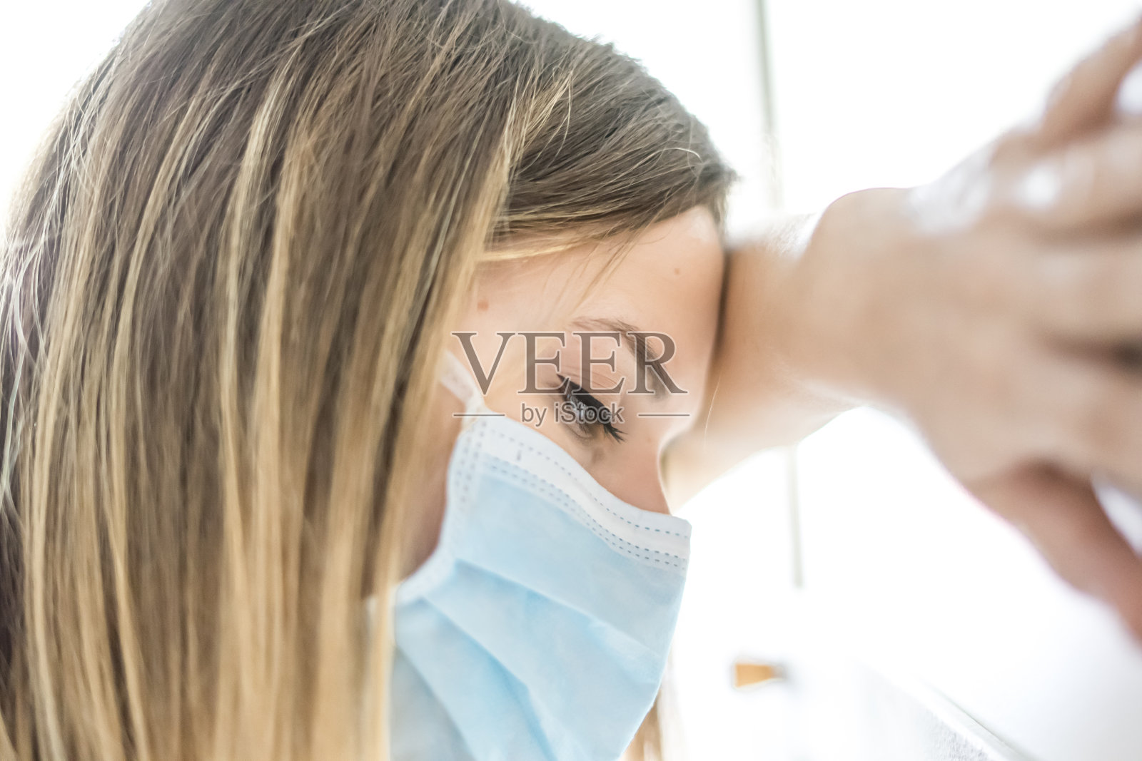 浅聚焦特写的女医生休息她的头在墙上照片摄影图片