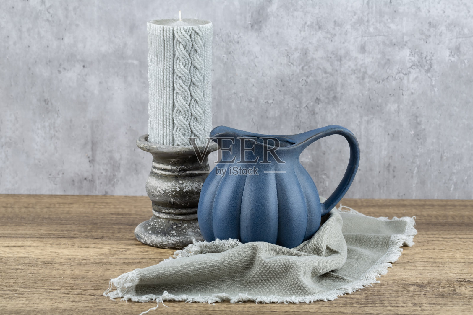 蓝色水壶和蜡烛照片摄影图片