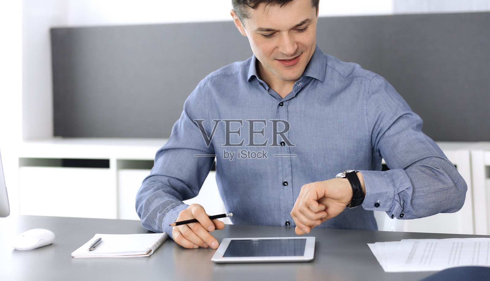 商人用平板电脑在现代办公室工作。男性企业家或公司董事在工作场所的头像。经营理念照片摄影图片