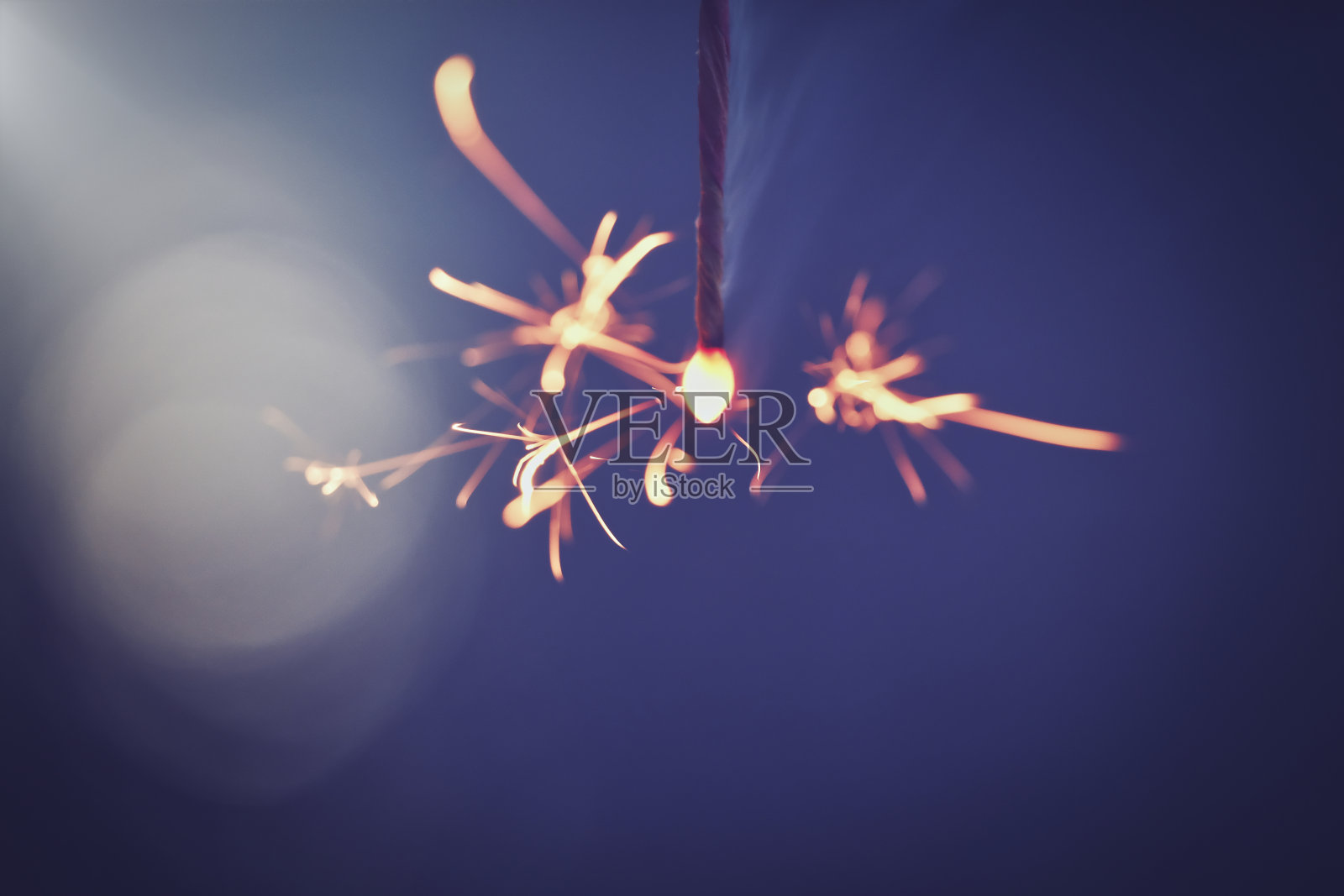 抽象的背景和火花燃烧照片摄影图片