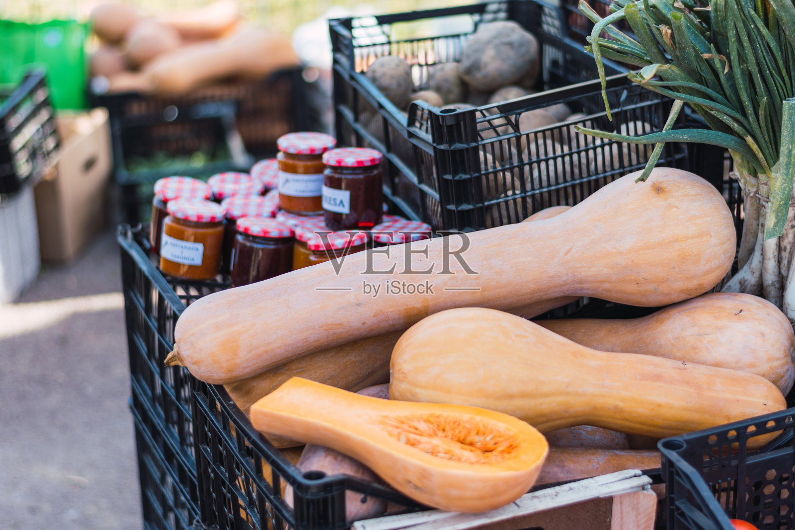 市场里有水果和蔬菜照片摄影图片