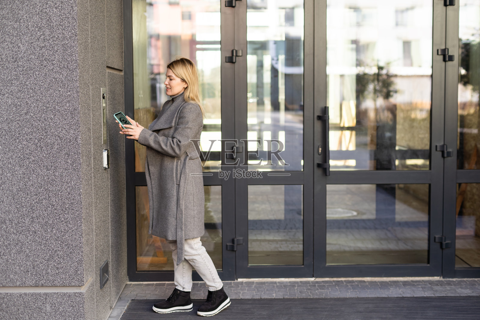 智能家居概念-近距离观察女性使用手机打开电子锁照片摄影图片