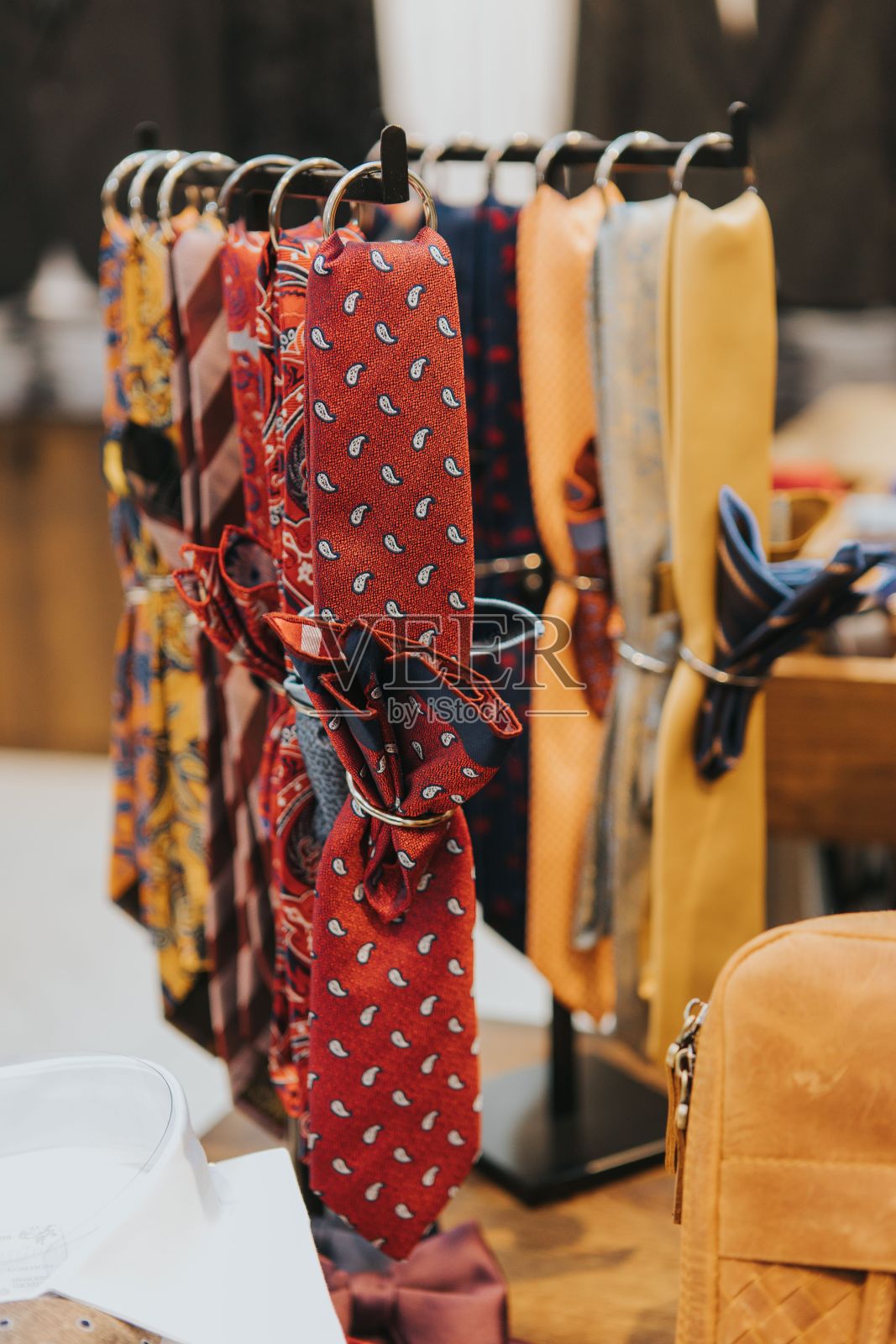 展示有图案的正式领结的垂直镜头照片摄影图片