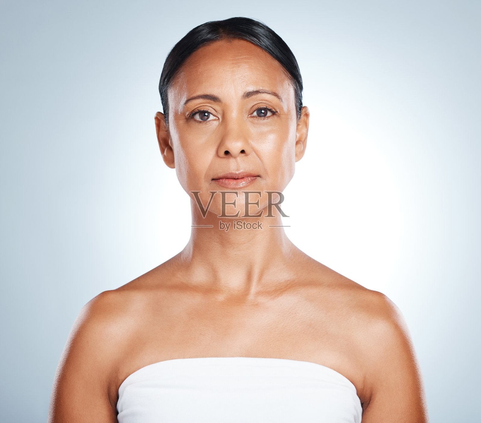 自然护肤和成熟的黑人女性肖像与健康的光芒和身体护理的人在工作室。健康,美容和皮肤病治疗老年人孤立的灰色背景。照片摄影图片