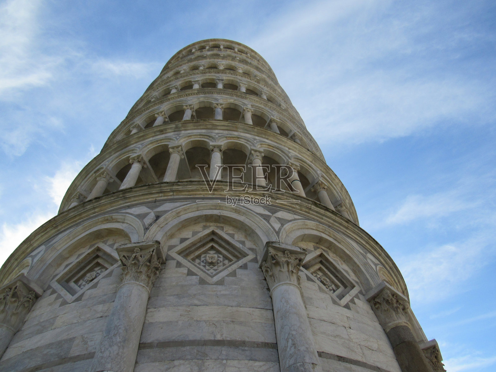 从底部看比萨斜塔。照片摄影图片
